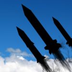 戦争がはじまると株価は上がりますか、下がりますか。